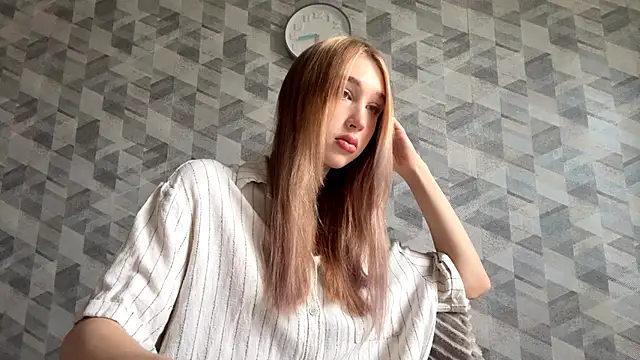 Snapshot of DetraLinz chatting on December 17, 2025, 8:08 am DetraLinz online show from December 17, 2025, 8:08 am