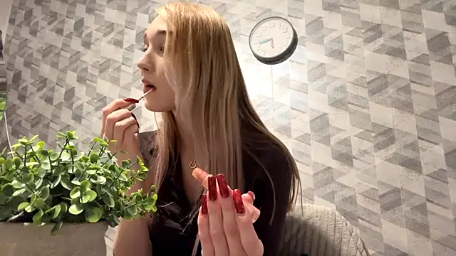 Snapshot of DetraLinz chatting on December 18, 2025, 4:11 pm DetraLinz online show from December 18, 2025, 4:11 pm