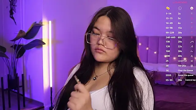 VeneraMai online show from December 2, 2025, 5:25 pm