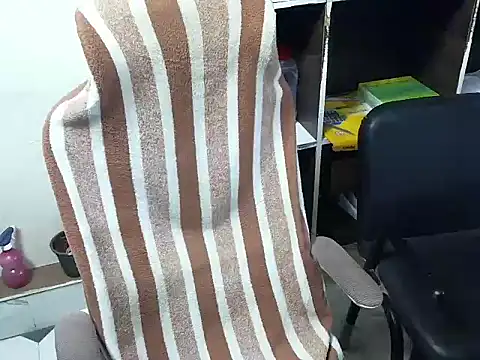 Snapshot of TwinklyBasket897 chatting on December 3, 2025, 3:22 pm TwinklyBasket897 online show from December 3, 2025, 3:22 pm