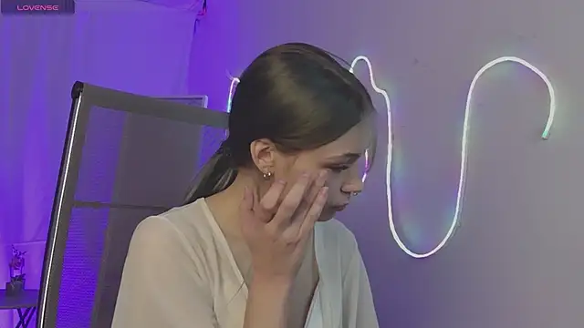 ReikoAckerman online show from December 19, 2025, 2:52 pm