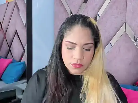 Snapshot of Faehlis__ chatting on December 22, 2025, 4:23 am Faehlis online show from December 22, 2025, 4:23 am