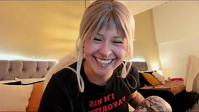 Snapshot of Saskia_Vellour chatting on December 20, 2025, 6:44 pm Saskia Vellour online show from December 20, 2025, 6:44 pm