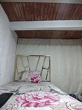 Snapshot of Julia-Blair chatting on December 18, 2025, 5:17 pm Julia-Blair online show from December 18, 2025, 5:17 pm