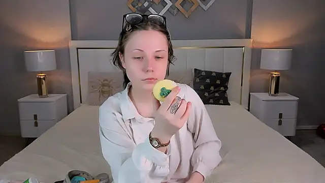 YONA WINK online show from March 23, 2026, 5:51 am