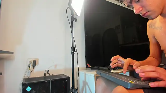 Snapshot of Latin_boys79 chatting on February 28, 2026, 5:18 am Latin boys79 online show from February 28, 2026, 5:18 am