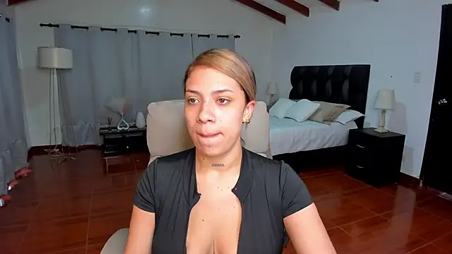 Snapshot of Zara_Wolf_ chatting on December 20, 2025, 12:08 pm Zara Wolf online show from December 20, 2025, 12:08 pm