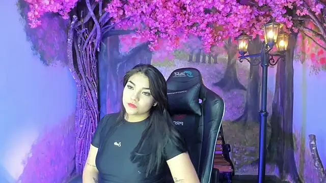 CurvyLunaX online show from December 1, 2025, 9:15 pm