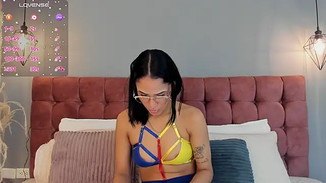 Samantha luv  online show from December 4, 2025, 2:43 am