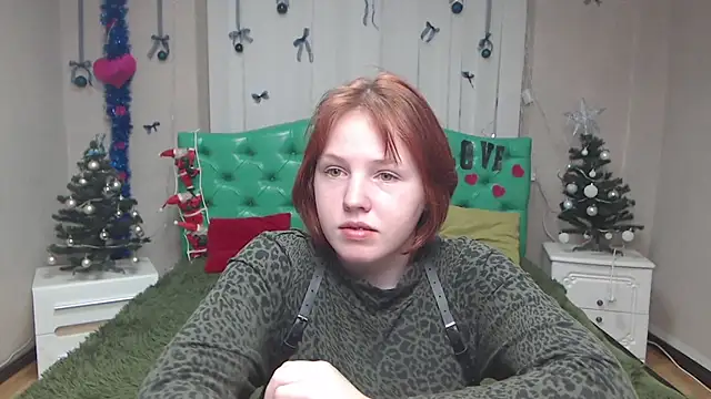 EvelinaRedfox online show from December 18, 2025, 6:07 am