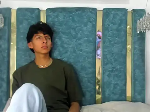 Valentino Lux online show from December 18, 2025, 7:40 pm