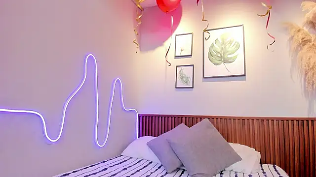 MIAROGGERSS online show from March 28, 2026, 4:02 am