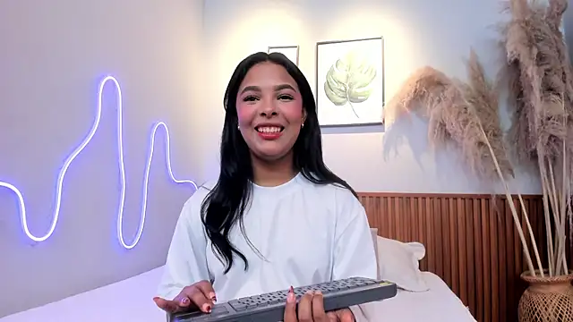 MIAROGGERSS online show from May 22, 2026, 5:05 am