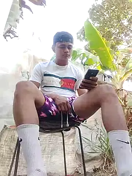 Snapshot of youngboypiss chatting on February 28, 2026, 11:43 am youngboypiss online show from February 28, 2026, 11:43 am