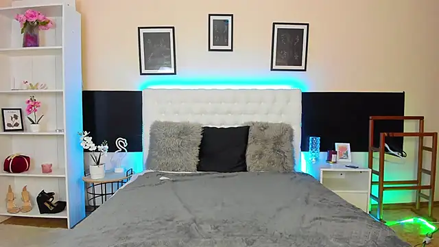 KiraNeeww online show from March 4, 2026, 6:21 am