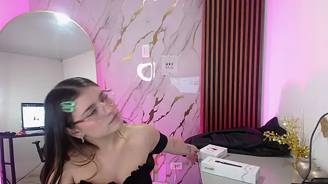 Diamond juliana online show from April 18, 2026, 3:53 am