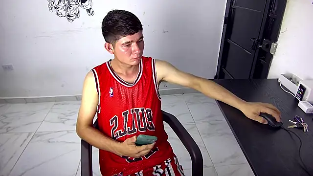 Snapshot of elcalienticooo chatting on December 4, 2025, 12:09 am elcalienticooo online show from December 4, 2025, 12:09 am