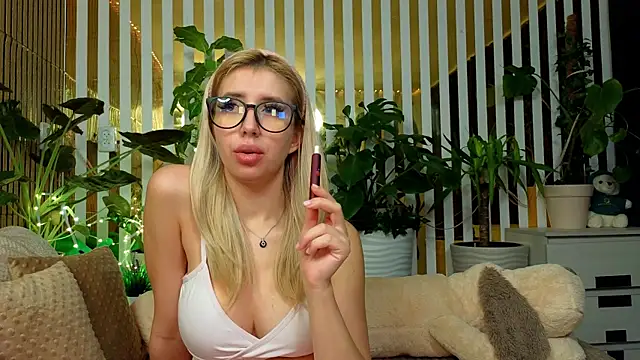 FlowweerGirl online show from December 5, 2025, 12:43 am