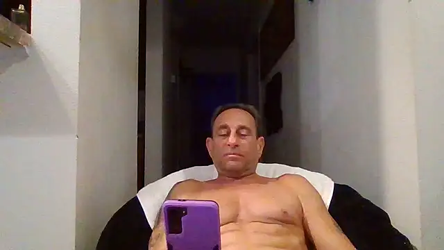 Snapshot of johnnymarino1010 chatting on April 28, 2026, 4:06 am johnnymarino1010 online show from April 28, 2026, 4:06 am