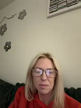 Snapshot of sinfulsara chatting on February 28, 2026, 12:43 am sinfulsara online show from February 28, 2026, 12:43 am