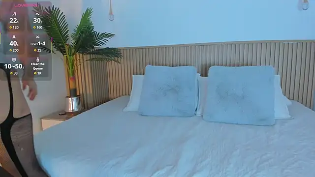 Lily Cole27 online show from December 19, 2025, 11:45 am