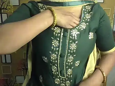 Hotty Suzuka online show from December 17, 2025, 4:50 am