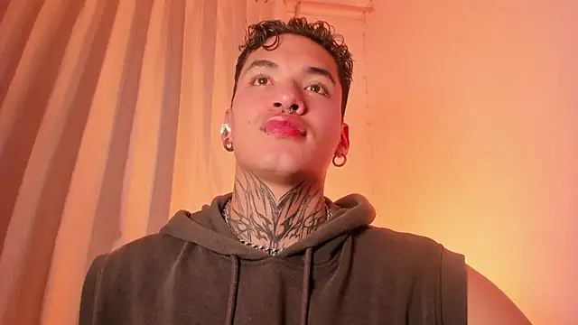 Snapshot of AlecBanne chatting on December 15, 2025, 3:01 am AlecBanne online show from December 15, 2025, 3:01 am