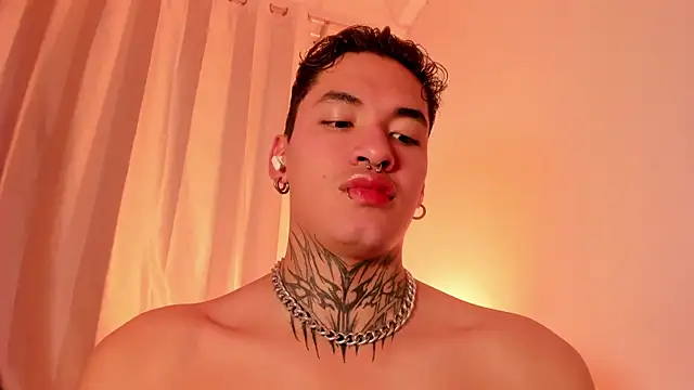 Snapshot of AlecBanne chatting on December 18, 2025, 2:27 am AlecBanne online show from December 18, 2025, 2:27 am