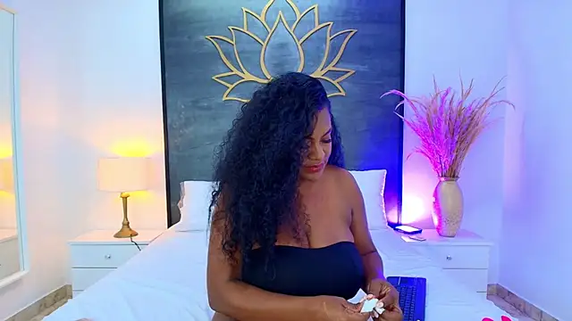 Snapshot of AnnieLeigt chatting on May 7, 2026, 9:07 pm AnnieLeigt online show from May 7, 2026, 9:07 pm