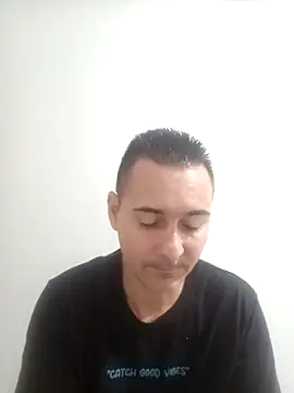 Snapshot of MonNave chatting on December 4, 2025, 10:09 pm MonNave online show from December 4, 2025, 10:09 pm