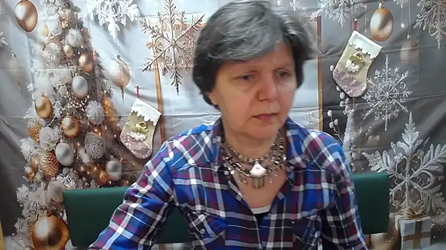 Snapshot of LunaDobra chatting on December 17, 2025, 12:10 pm LunaDobra online show from December 17, 2025, 12:10 pm