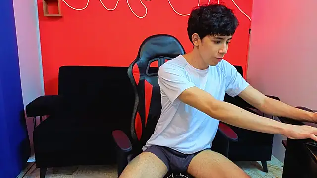 Snapshot of Neo_Twink chatting on December 20, 2025, 7:39 pm Neo Twink online show from December 20, 2025, 7:39 pm