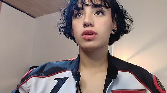 Kiara Fox   online show from February 6, 2026, 5:20 pm