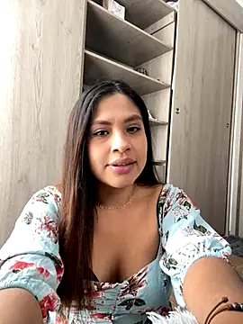 Snapshot of Alana-fox chatting on December 17, 2025, 4:56 pm Alana-fox online show from December 17, 2025, 4:56 pm