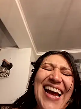 Magenta Moon online show from March 19, 2026, 11:27 pm