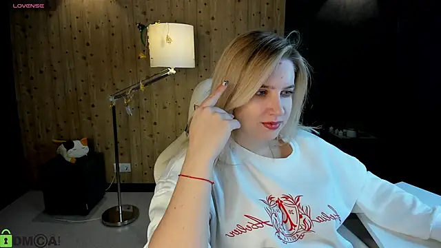 Snapshot of LunasShine chatting on December 16, 2025, 4:17 am LunasShine online show from December 16, 2025, 4:17 am