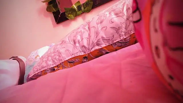 Snapshot of bonnieandclyde_ chatting on December 15, 2025, 3:07 pm bonnieandclyde online show from December 15, 2025, 3:07 pm