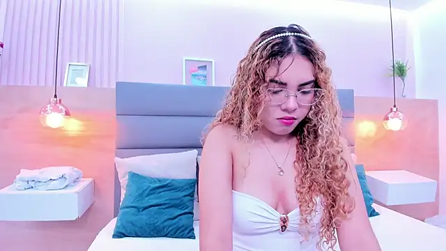 Snapshot of abril_dolly chatting on December 15, 2025, 5:52 pm abril dolly online show from December 15, 2025, 5:52 pm