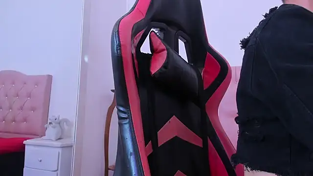 mia collin  online show from February 7, 2026, 5:26 am