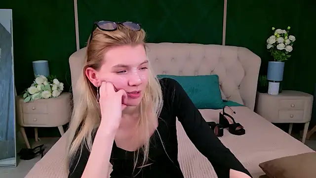Snapshot of Vivien_Hans chatting on May 4, 2026, 3:43 am Vivien Hans online show from May 4, 2026, 3:43 am