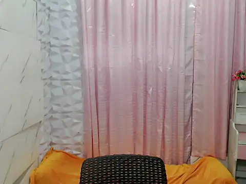 Snapshot of Ur_hottestdella chatting on December 18, 2025, 6:12 pm Ur hottestdella online show from December 18, 2025, 6:12 pm