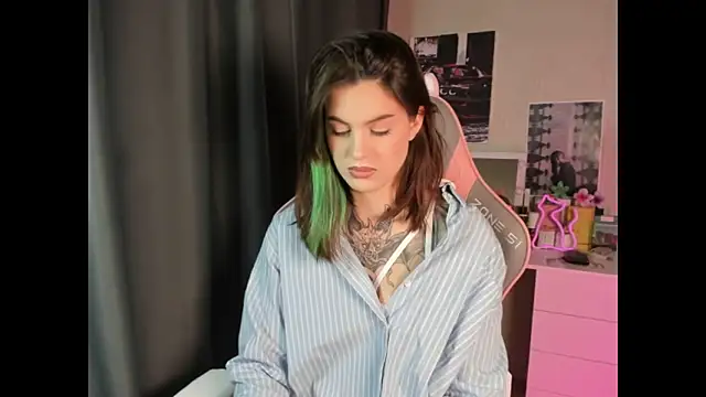 Snapshot of NikkieKitty chatting on December 16, 2025, 12:09 pm NikkieKitty online show from December 16, 2025, 12:09 pm