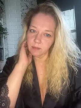 JenniferCarmen online show from May 16, 2026, 6:34 am