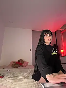 Snapshot of BelaXMeganOfficial chatting on December 17, 2025, 4:39 am BelaXMeganOfficial online show from December 17, 2025, 4:39 am