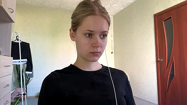 ZaidaSchwarten online show from May 17, 2026, 5:18 am