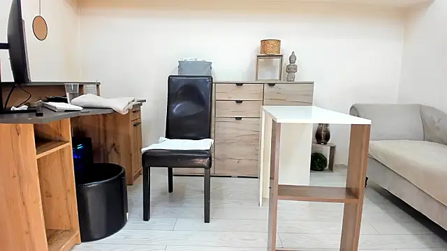 Snapshot of classy_medea chatting on February 24, 2026, 1:28 am classy medea online show from February 24, 2026, 1:28 am