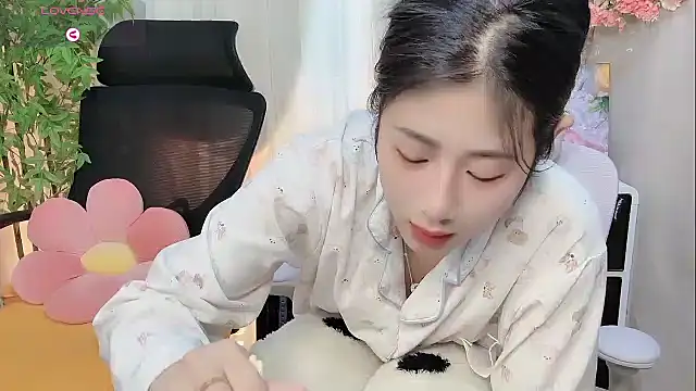 Snapshot of Yvonne-07 chatting on February 28, 2026, 8:25 am Yvonne-07 online show from February 28, 2026, 8:25 am