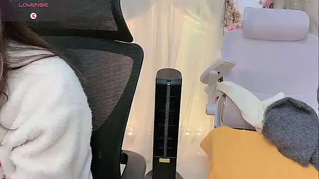 Snapshot of Yvonne-07 chatting on January 10, 2026, 11:11 pm Yvonne-07 online show from January 10, 2026, 11:11 pm