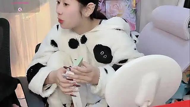 Snapshot of Yvonne-07 chatting on January 31, 2026, 9:24 pm Yvonne-07 online show from January 31, 2026, 9:24 pm