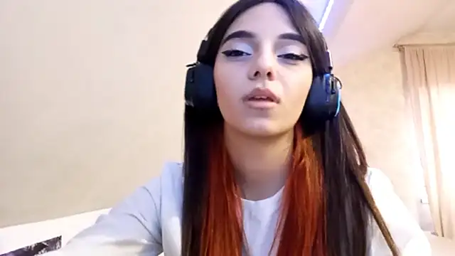 Snapshot of KizzieSchronce chatting on December 15, 2025, 9:48 am KizzieSchronce online show from December 15, 2025, 9:48 am